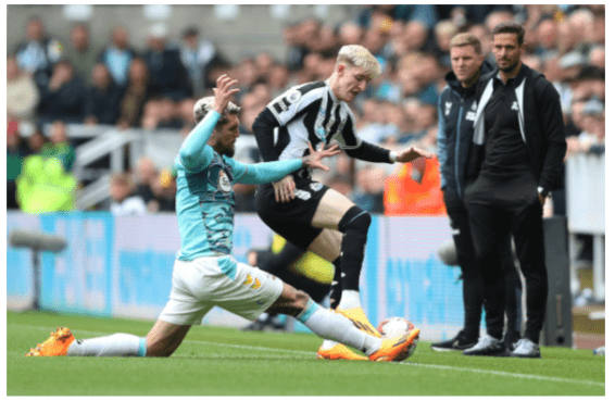 Pha tranh bóng của Gordon thuộc  NUFC